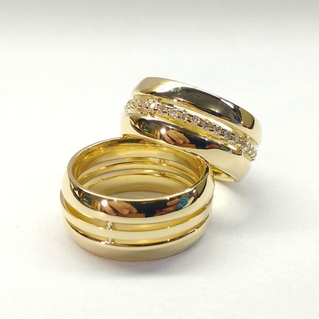 Alianças em ouro 18k com 10mm de largura 39 diamantes.